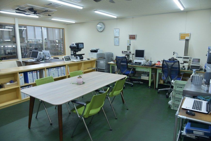 検査室の内部。測定器と作業机が並ぶ